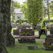 Seurakunnilla on valtion niille lailla velvoittama tehtävä ylläpitää hautausmaita ja huolehtia hautaustoimen palveluista.