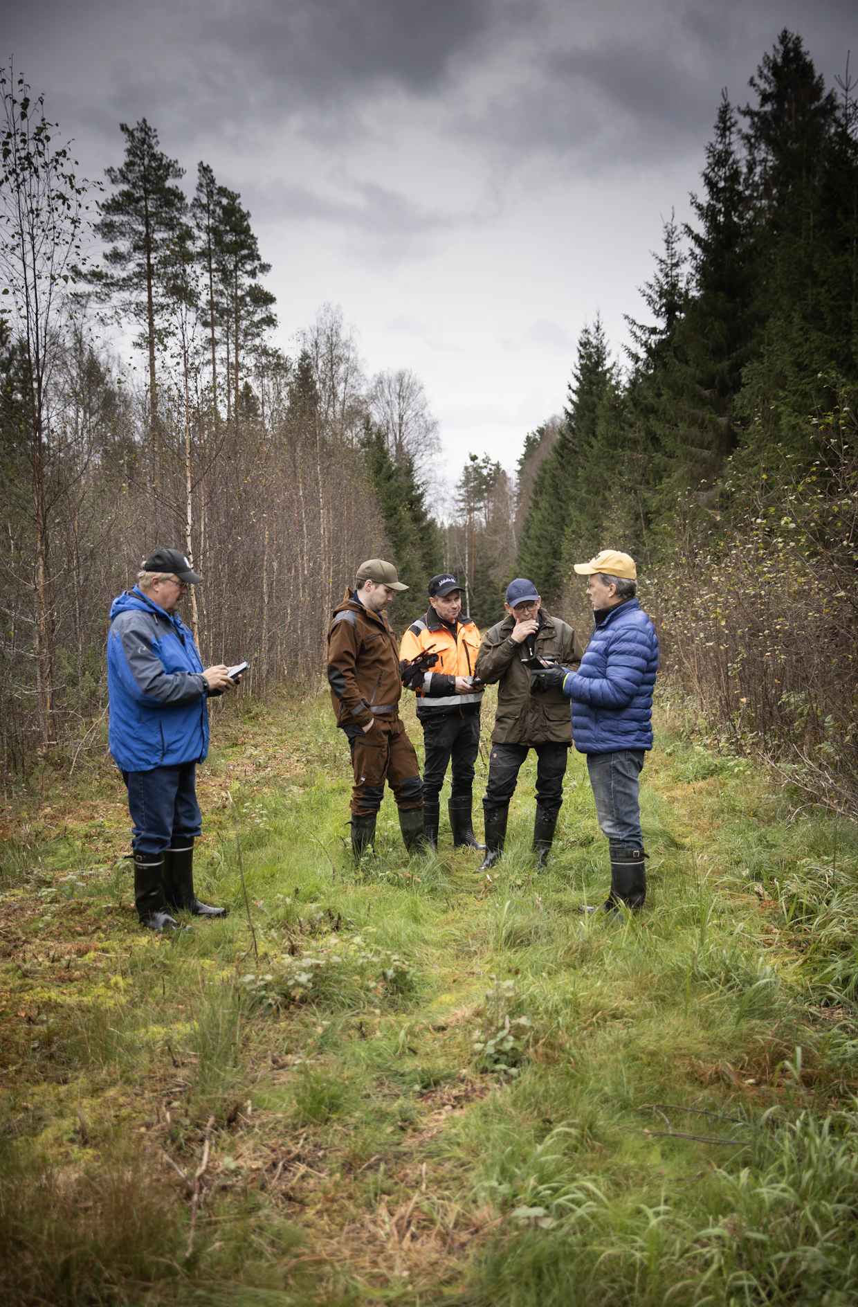Harri Isomuotia (toinen oikealta) toimii Antilan yhteismetsän hoitokunnan puheenjohtajana. Syksyn metsäkatselmuksessa olivat mukana myös (vasemmalta) Timo Isohannu, Tuomas Mäkelä, Timo Mäkelä ja Esko Isohannu.