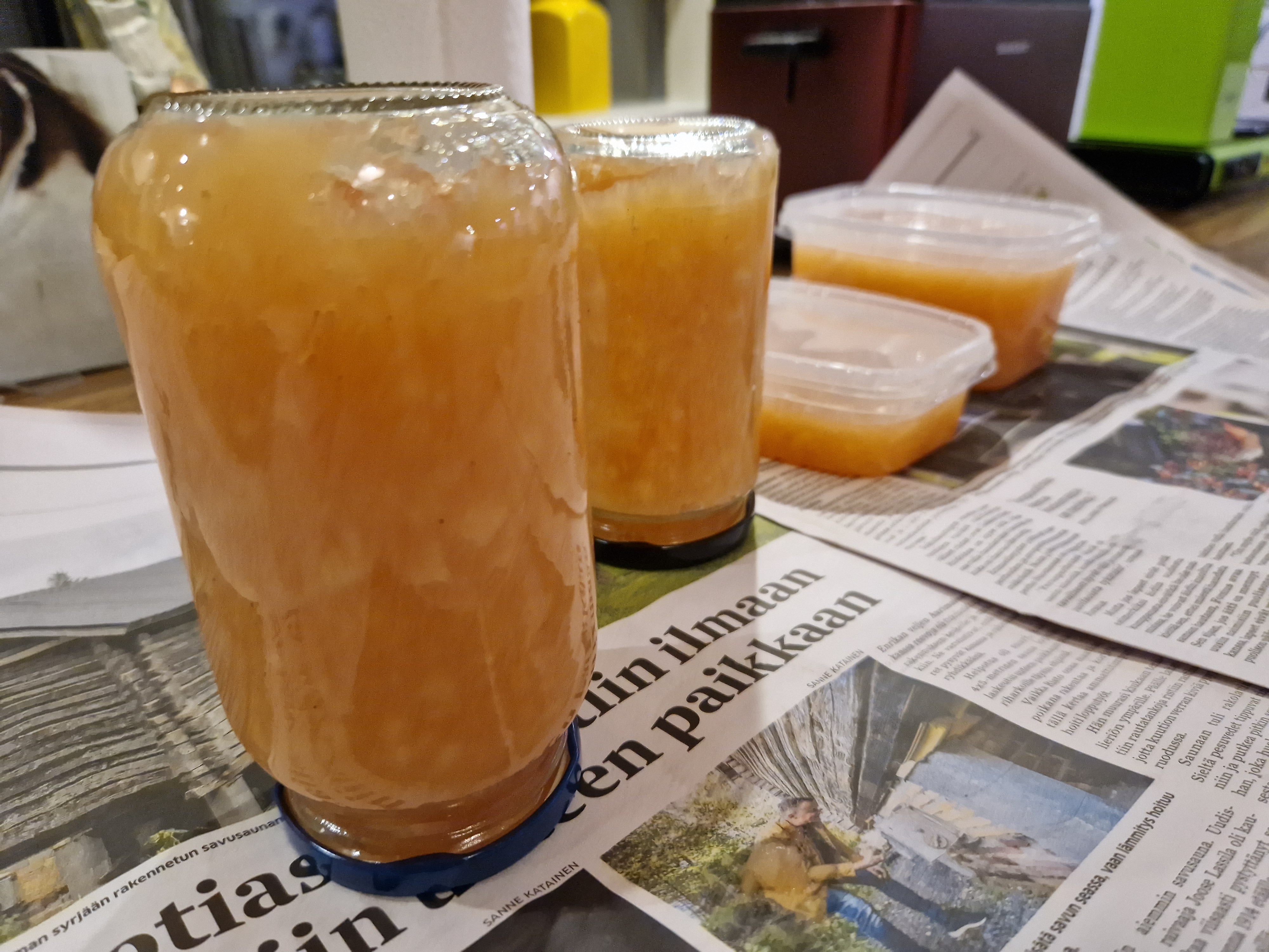 Omenahillo päätyy lasipurkeissa jääkaapiin ja muovirasioissa pakastimeen.