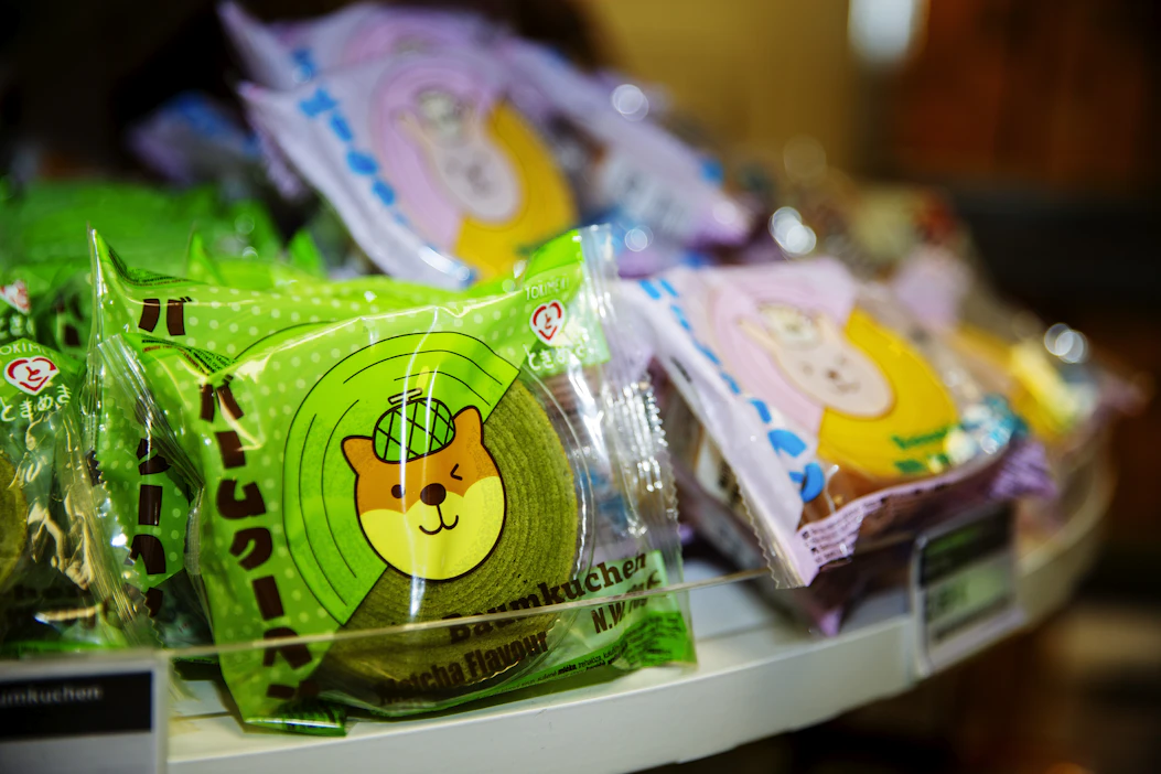 Puukakun makuna on matcha eli japanilainen teelehtijauhe, joka tehdään varjossa kasvaneiden teepensaiden lehdistä.