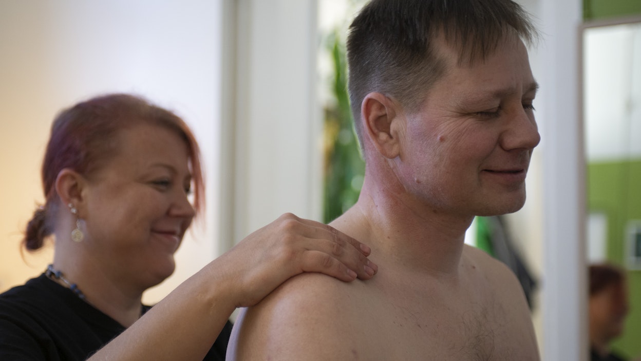 Martti Jouhtimäen olkapää oireili niin pahoin, että hän kykeni nukkumaan vain selällään. Piia Koivusen käsittelyssä vanha vaiva poistui, ja kyljellä nukkuminen onnistuu taas.