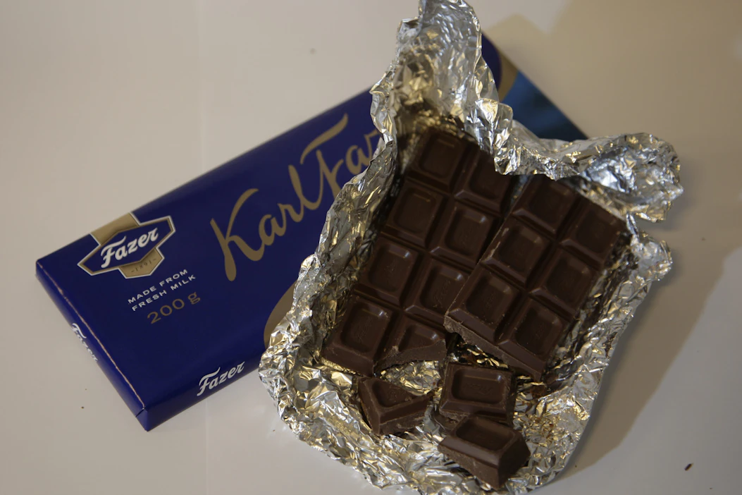 Fazer kertoo verkkosivullaan kuuluvansa niihin harvoihin suklaanvalmistajiin, jotka vielä käyttävät tuoretta maitoa tuotannossaan.