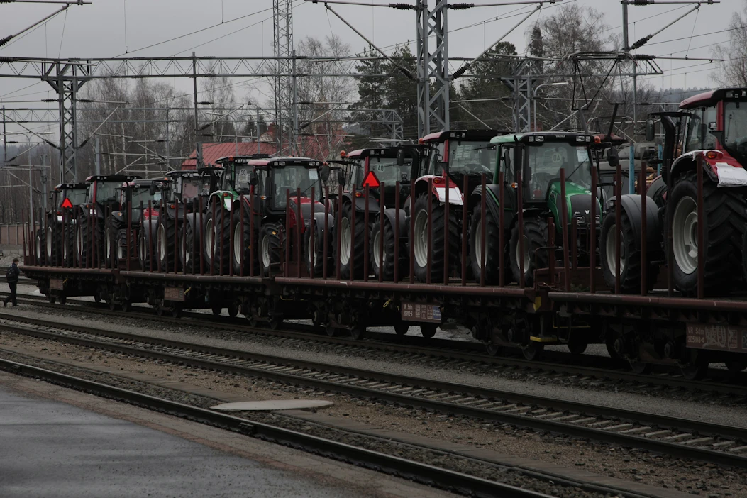 Valtran traktoreita kuljetetaan Äänekosken Suolahden tehtaalta rautateitse maailmalle. Kuvassa Jyväskylän ratapihaa.