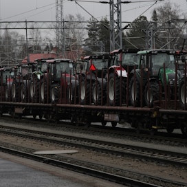 Valtran traktoreita kuljetetaan Äänekosken Suolahden tehtaalta rautateitse maailmalle. Kuvassa Jyväskylän ratapihaa.