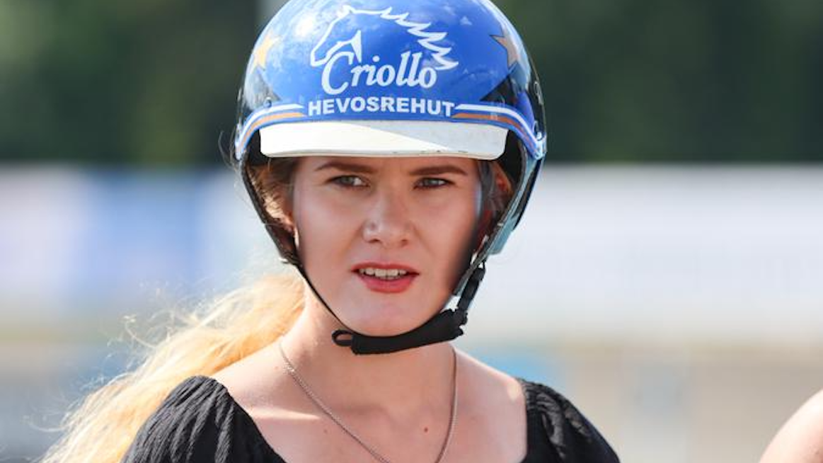 Jenni Rautiainen tähyilee tiukasti ravialalle. Hänellä on omassa valmennuksessaan nyt neljä hevosta ja yksi poni. Treenilistan uusin nimi on suvukas ja kyvykäs For a Reason.
