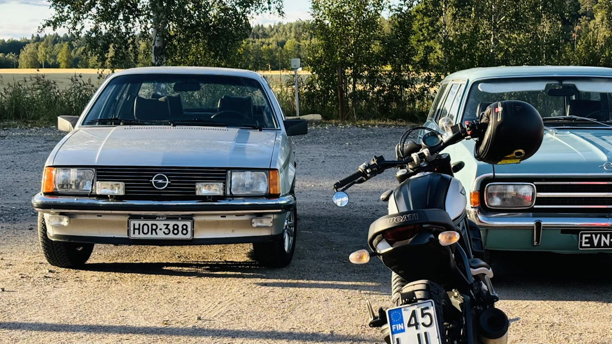 Erilaiset kokoontumiset ovat oleellinen osa autoharrastajien toimintaa. Niissä näkee myös museoautoja.