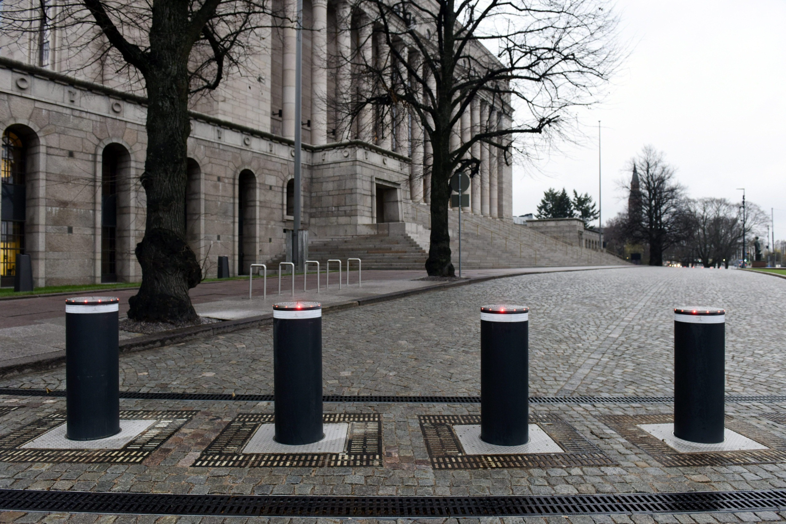 Ehdotuksen eduskunnan tiukemmista turvatoimista ovat allekirjoittaneet kaikkien eduskuntaryhmien puheenjohtajat. . 