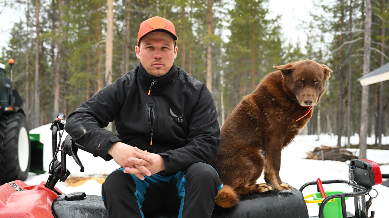 Antti Äärelä on kasvanut porotalouteen lapsuudenperheessään. Hän kouluttautui oppisopimuksella porotalouskoulussa ja päätyi Lapin paliskunnan poroisännäksi.