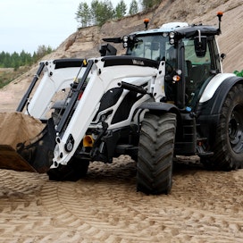 Valtra on keskimääräistä useammin varustettu etukuormaimella. Vertailussa etukuormaimen osuus traktorin hinnasta poistettiin.