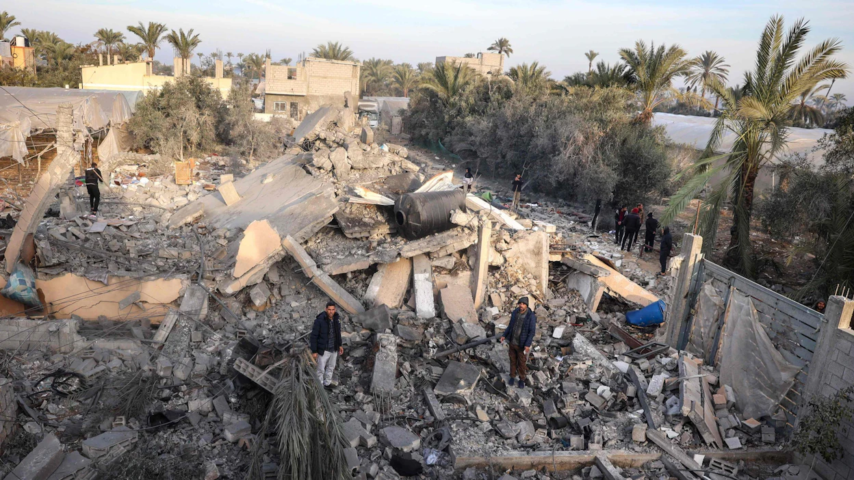 Ihmiset tarkastelivat Israelin iskun aiheuttamia tuhoja Deir el-Balahissa Gazan kaistalla keskiviikkona. LEHTIKUVA/AFP.
