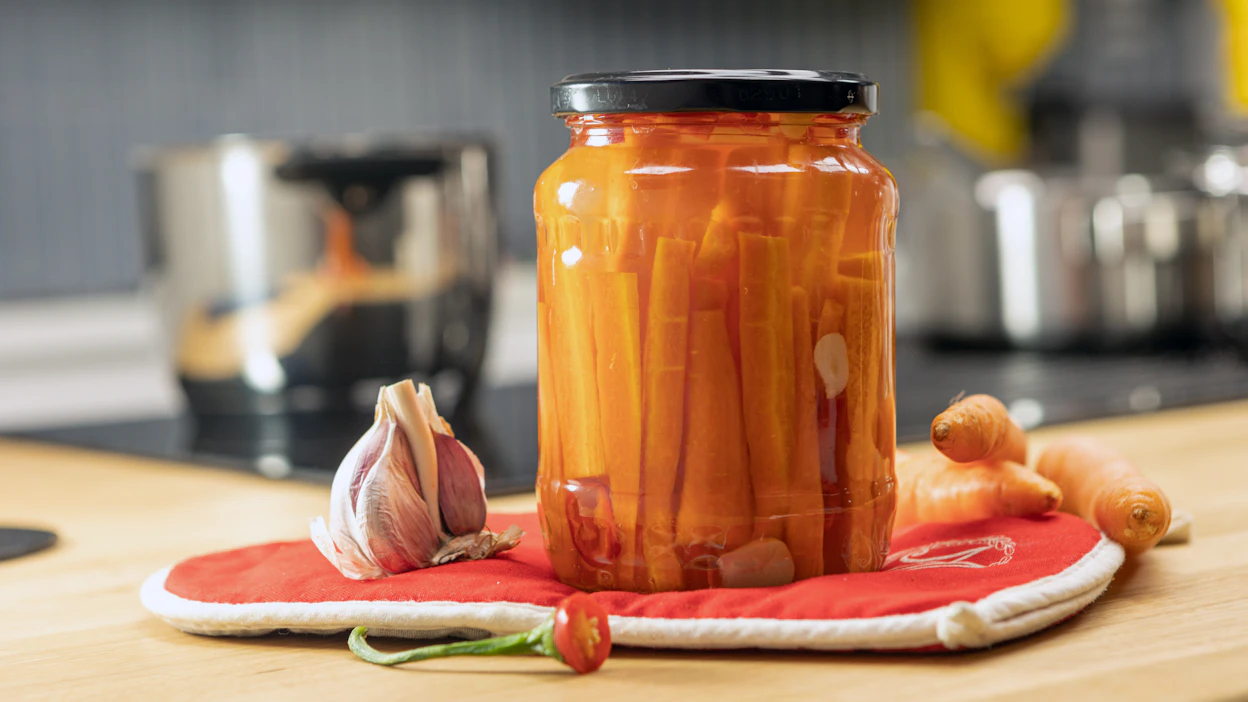Hapatettuja porkkanoita voi käyttää etikkasäilykkeiden tapaan lisukkeena. Kokeile porkkanoiden lisäämistä myös aasialaistyylisiin salaatteihin tai wokkeihin.
