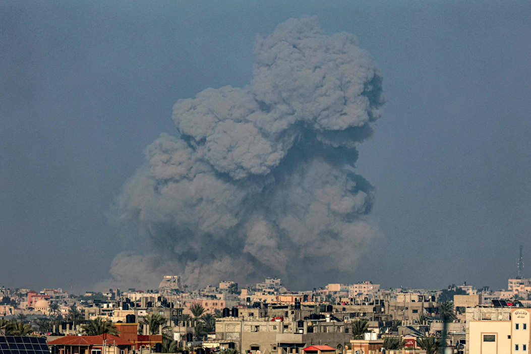 Silminnäkijöiden mukaan Israelin pommituksen kohteena on ollut Khan Yunisin kaupunki Gazan kaistan eteläosassa. Rafahista kohti Khan Yunisia otettu kuva on eliseltä. LEHTIKUVA/AFP.