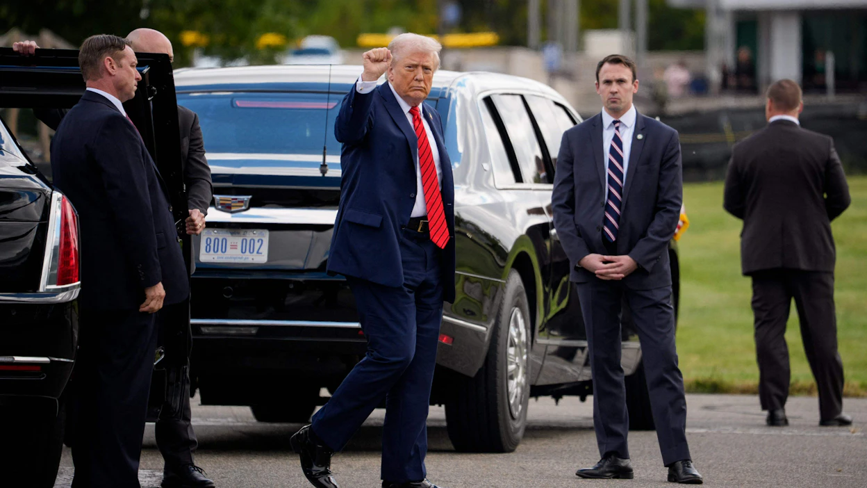 Yhdysvaltain presidentti Donald Trump (kesk.) aikoo asettaa Kiinalle uudet 100 prosentin tullimaksut. LEHTIKUVA/AFP.