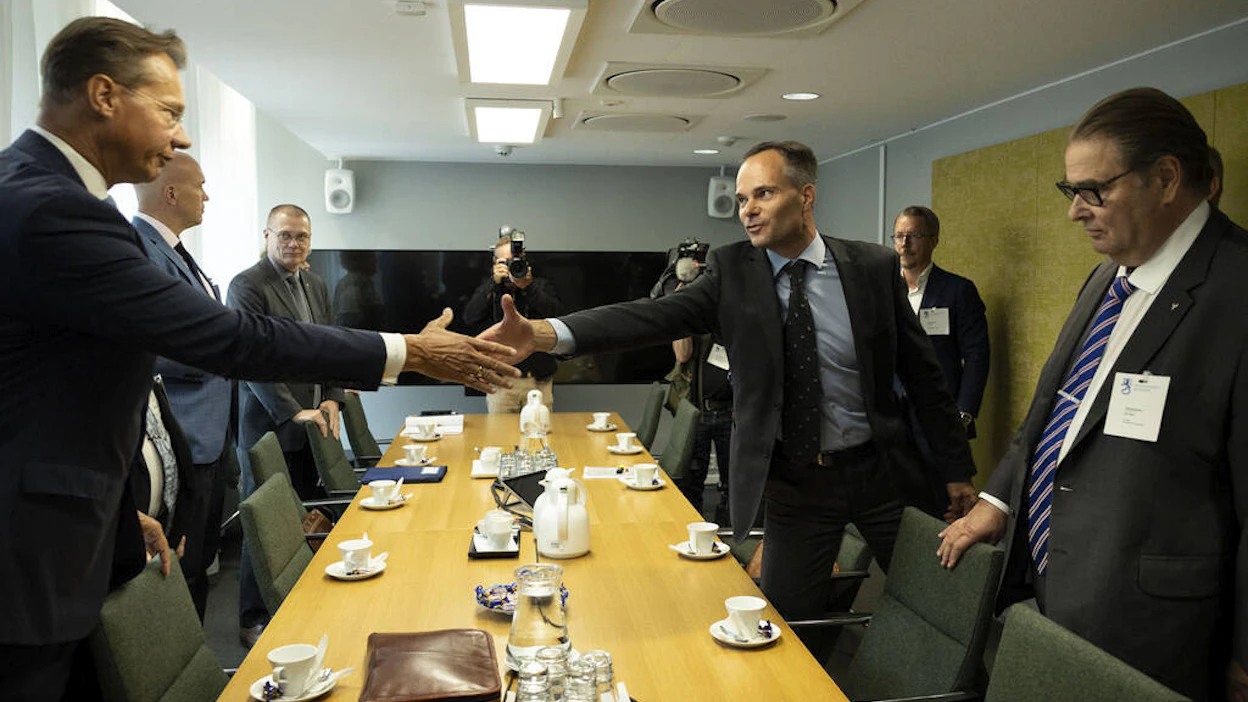 Raakkukohun pelästyttämä metsäteollisuus lähti sujuvasti ympäristöministeri kai Mykkäsen kelkkaan. Näihin pöytiin ei metsänomistajia haluttu lainkaan.