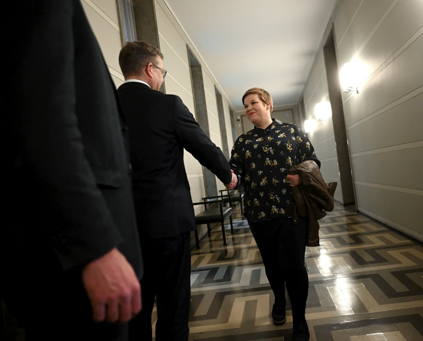 Keskustan puheenjohtaja Annika Saarikko kertoo luvanneensa hallitustunnustelija Petteri Orpolle (kok.), että tuleva hallitus saa oppositiosta keskustan tuen kaikille järkeville esityksille. LEHTIKUVA / Antti Aimo-Koivisto.