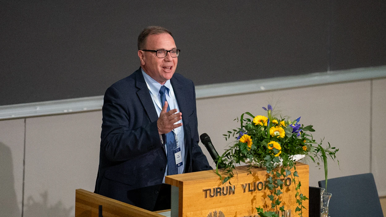 Yhdysvaltojen Euroopan-joukkojen entinen komentaja Ben Hodges arvioi, ettei Ukraina ole lähellekään häviämässä sotaa Venäjää vastaan: ”Lännen tulee silti tehdä enemmän Ukrainan tueksi.”