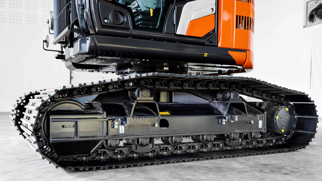 Hitachi ZX135USL-7 vetokyky on 130 kN. Ajomoottorin kotelointi, johtopyörät ja pohjalevy ovat vahvistetut. Telat ovat 800 mm leveät. Ylärullia on kaksi ja ne ovat kokoluokkaa suuremmat kuin ZX135US-mallissa.