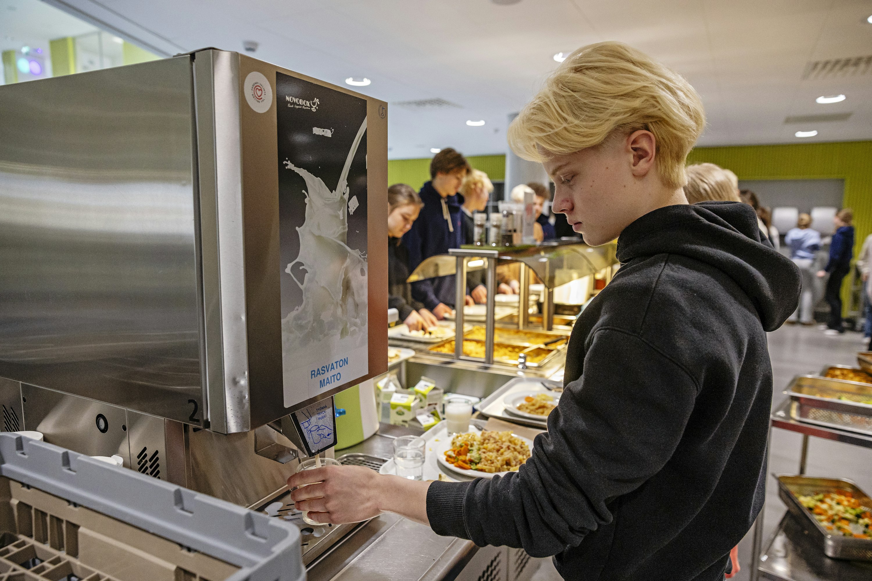 Helmeri Silvennoinen käy urheiluluokkaa, minkä vuoksi kulutus on kova. Hän hakee usein ruokaa lisää.