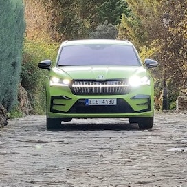 Sähköautojen muodiksi on tullut valonauha läpi keulan, nyt myös Škodan keulaan on saatu sama elementti.