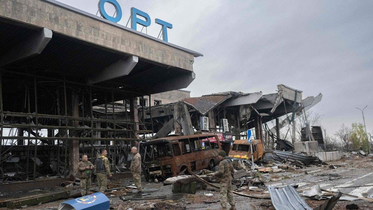 Ukrainalaissotilaat tarkastelivat sunnuntaina tuhoja Hersonin kansainvälisellä lentoasemalla. LEHTIKUVA/AFP. 