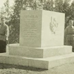 Vapaussodan muistomerkki pystytettiin Ahvolaan 1919. Vas. Eino Suni, jonka kotitalo oli ollut valkoisten komentokeskuksena.