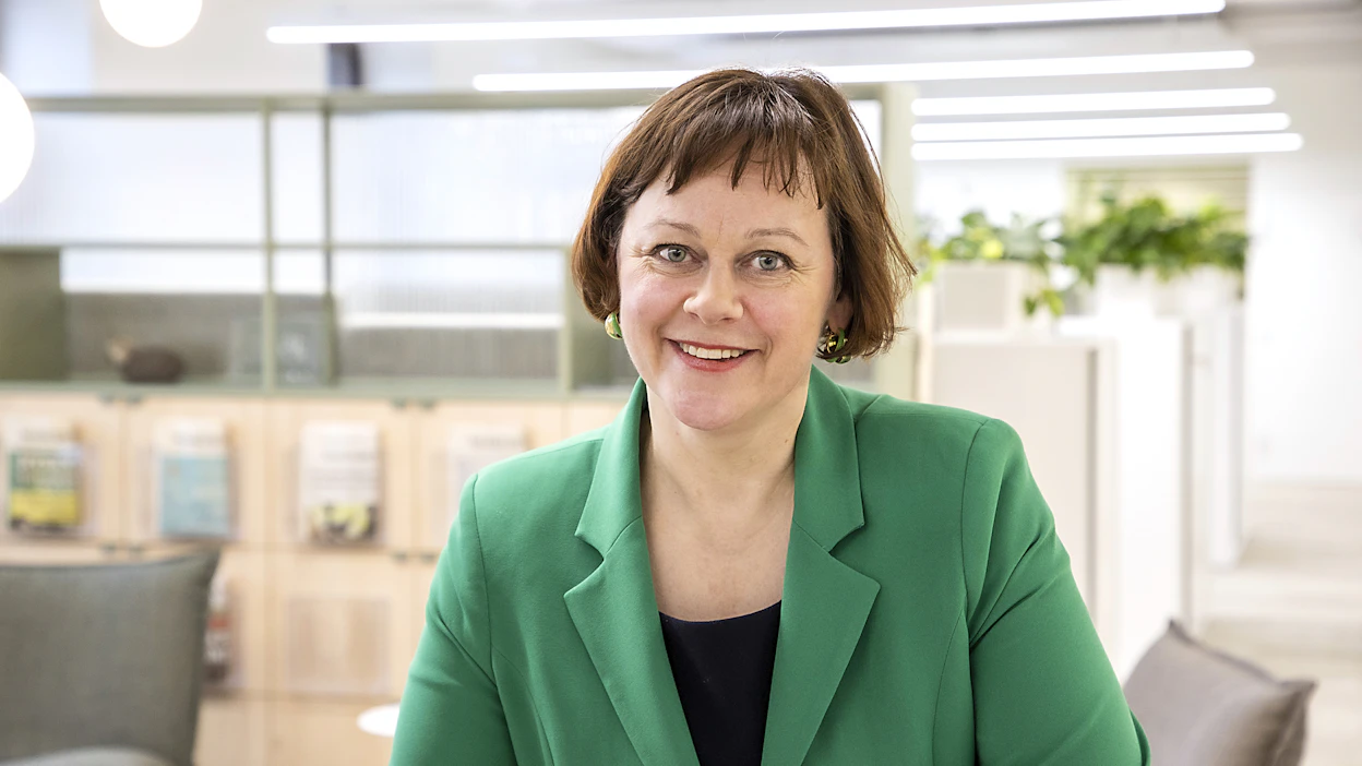 Henna Virkkusesta tulee Suomelle hyvä meppi, uskoo Metsäteollisuuden Paula Lehtomäki.