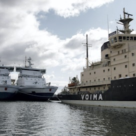 Sisaralukset Kontio ja Otso sekä jäänmurtajalaivaston vanhin alus Voima odottavat murrettavia jäitä Helsingin Katajanokalla.