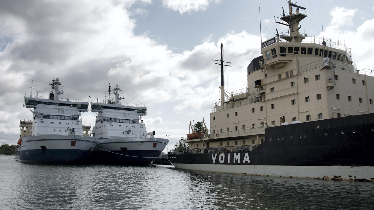 Sisaralukset Kontio ja Otso sekä jäänmurtajalaivaston vanhin alus Voima odottavat murrettavia jäitä Helsingin Katajanokalla.