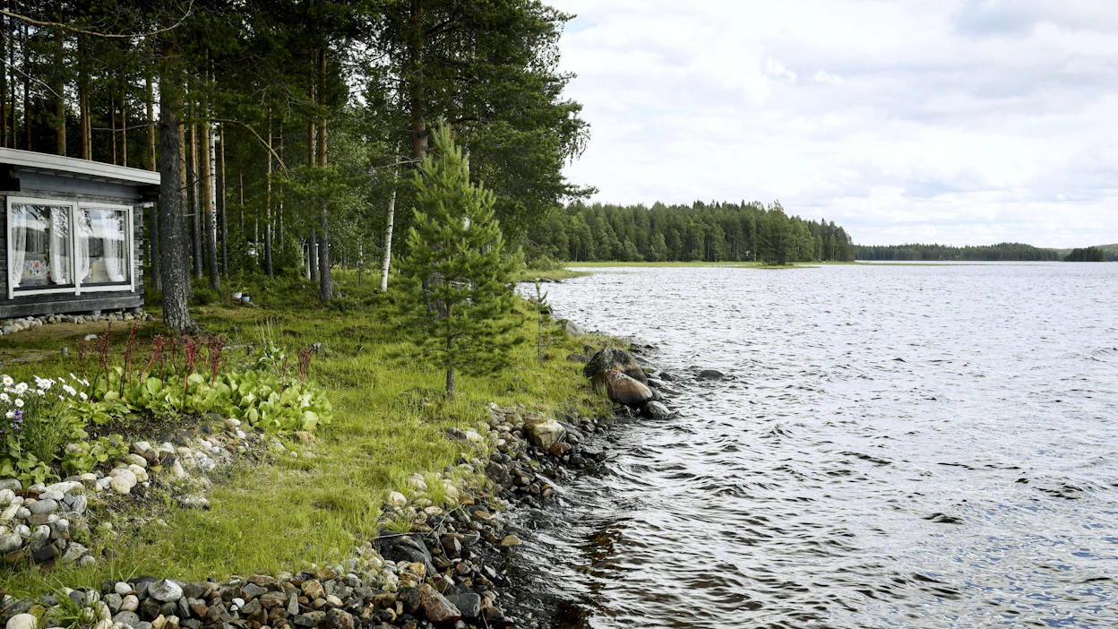 Lainmuutoksen jälkeen rantasaunojen rakentamispaikasta on tullut kiistakapula. LEHTIKUVA / EMMI KORHONEN .