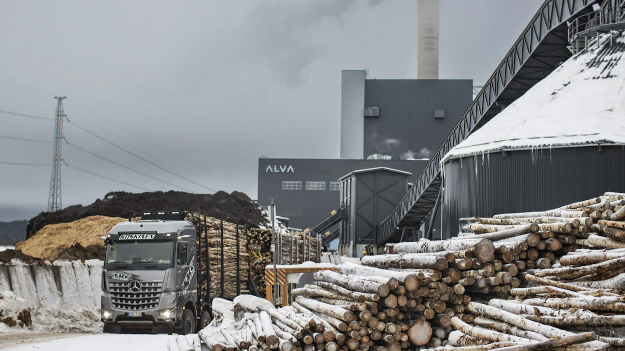 Jyväskylään kaukolämpöä- ja sähköä tuottavan Keljon voimalaitoksen kattiloissa palaa rankapuusta tehty hake. Oksista ja latvuksista tehtyä haketta ei polttoteknisistä syistä käytetä.