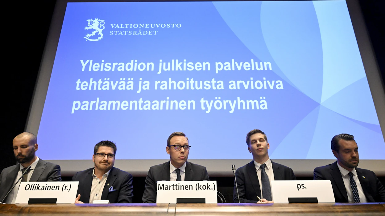 Parlamentaarisen Yle-työryhmän puheenjohtaja Matias Marttinen (kuvassa keskellä) sanoi tiedotustilaisuudessa, että Ylen tulee avata esimerkiksi henkilöstökustannuksia ja yksikkökohtaisia kustannuksia nykyistä laajemmin. LEHTIKUVA / Markku Ulander.