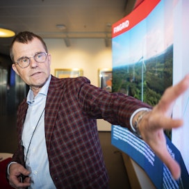 Kantaverkkoyhtiö Fingridin toimitusjohtaja Jukka Ruusunen tarkastelee Suomen sähkövoimajärjestelmän tilaa Fingridin pääkonttorissa.