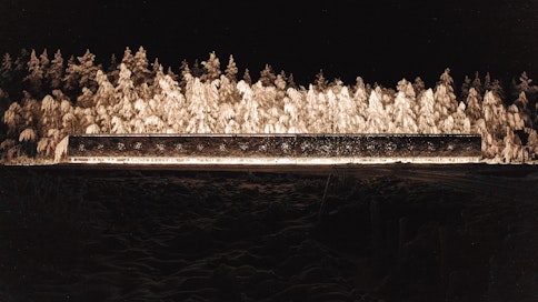 Mutkalammin tuulipuisto tilataideteos 94 m³/h on viimein valmis. Tuulivoimapuiston keskimääräinen energiantuotanto tunnissa vastaa 94:tä mottia koivuhalkoja.