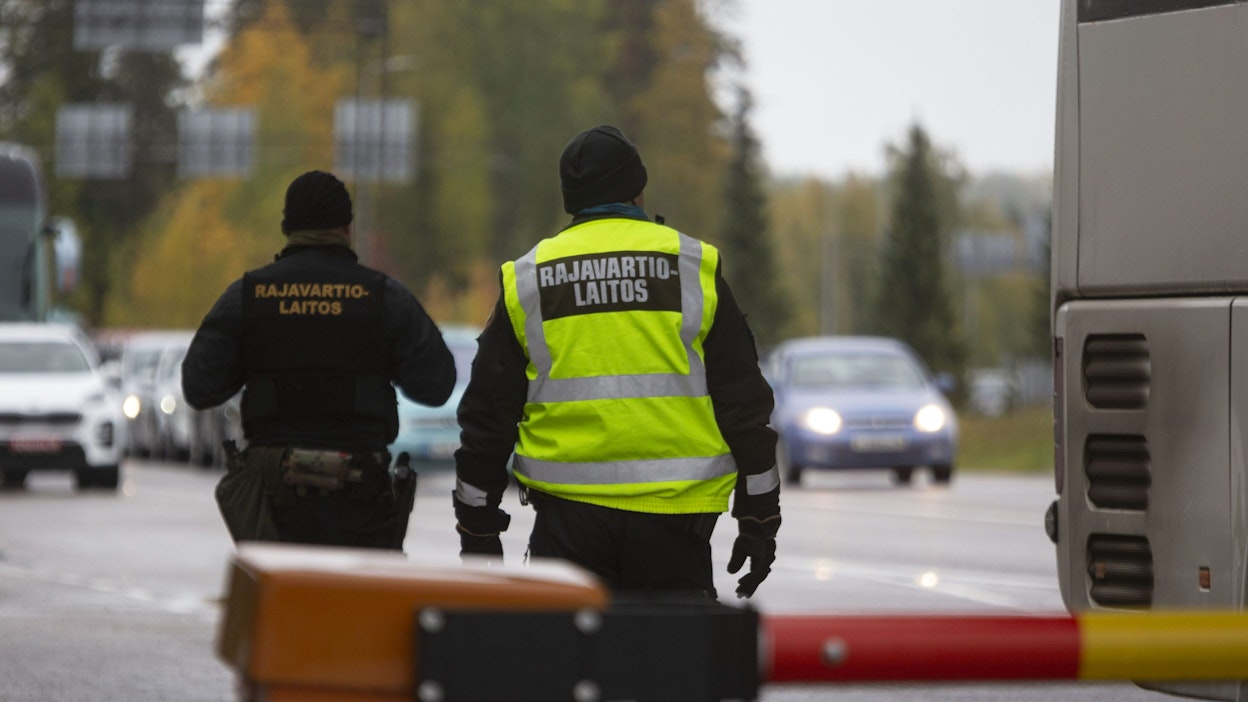 Kaakkois-Suomen rajanylityspaikoilla on tapahtunut tämän vuorokauden aikana noin 1 200 maahantuloa. LEHTIKUVA / Sasu Mäkinen.