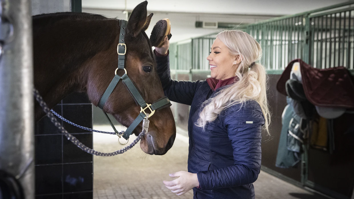 Nina Nyberg suunnittelee oman hevostallin perustamista. Hänen mukaansa unelmat ovat tarpeeksi suuria silloin, kun ne vähän pelottavat.