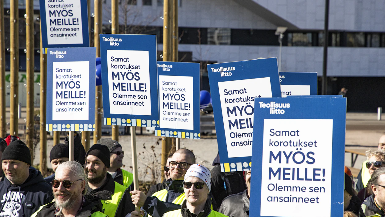 UPM:n vanerityöntekijät osoittivat mieltään palkankorotuksien puolesta yhtiökokouksen aikaan maaliskuussa Helsingissä.
