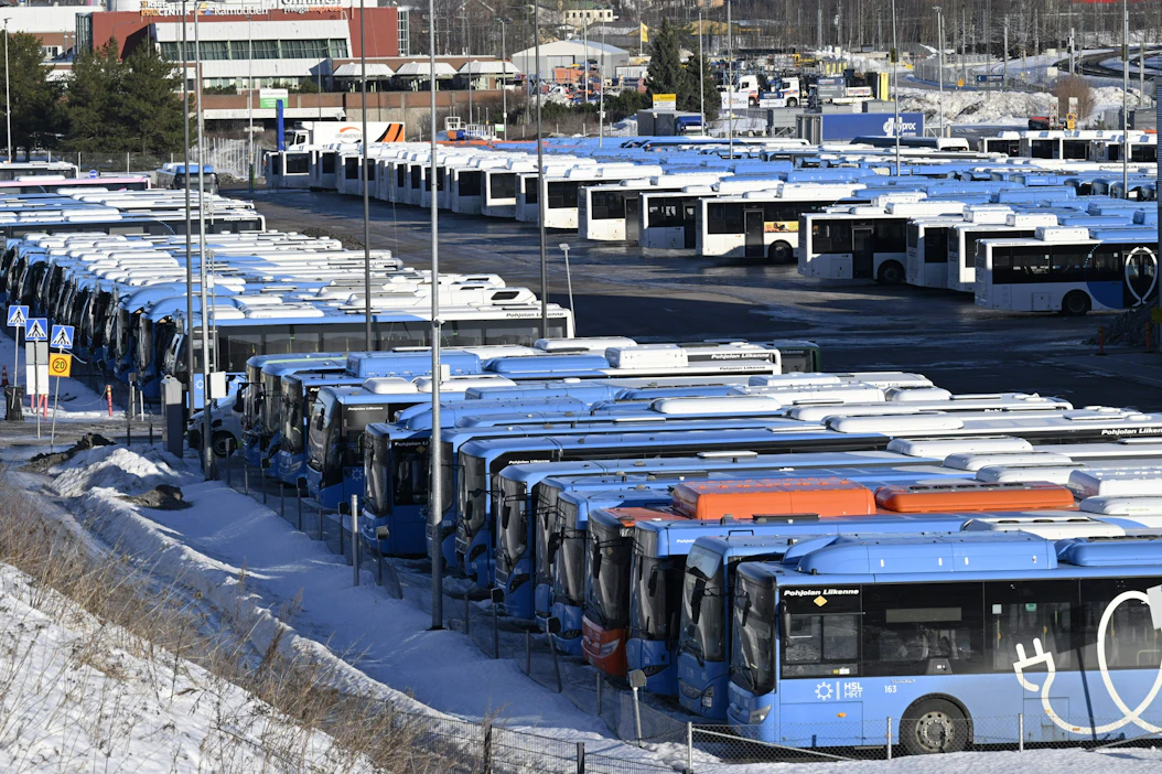 Auto- ja kuljetusalan työntekijäliiton AKT:n kaksipäiväisessä lakossa ovat mukana muun muassa linja-autonkuljettajat. LEHTIKUVA / MARKKU ULANDER.