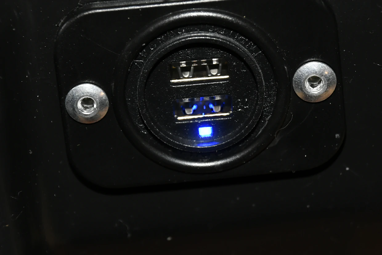 USB-lähtöjä on kaksi.