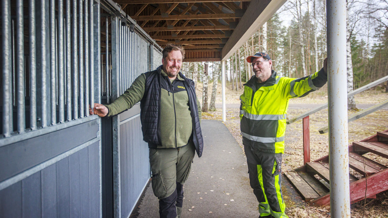Jussi Isotalo ja Mikko Kivilä kertovat, että näyttelyalueen tallin jokainen pilttuu on jo varattu Okra-näyttelyn aikaan.