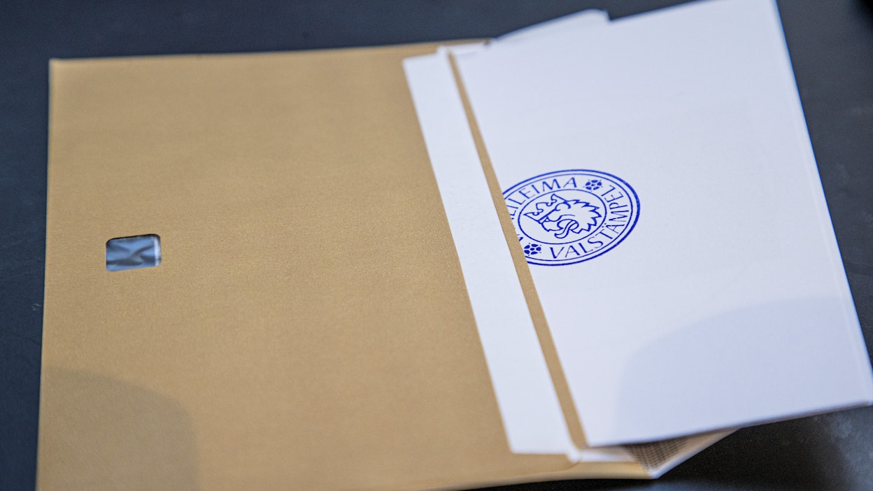 Äänestyslippu ennakkoäänestyskuoressa. Kuvituskuva.