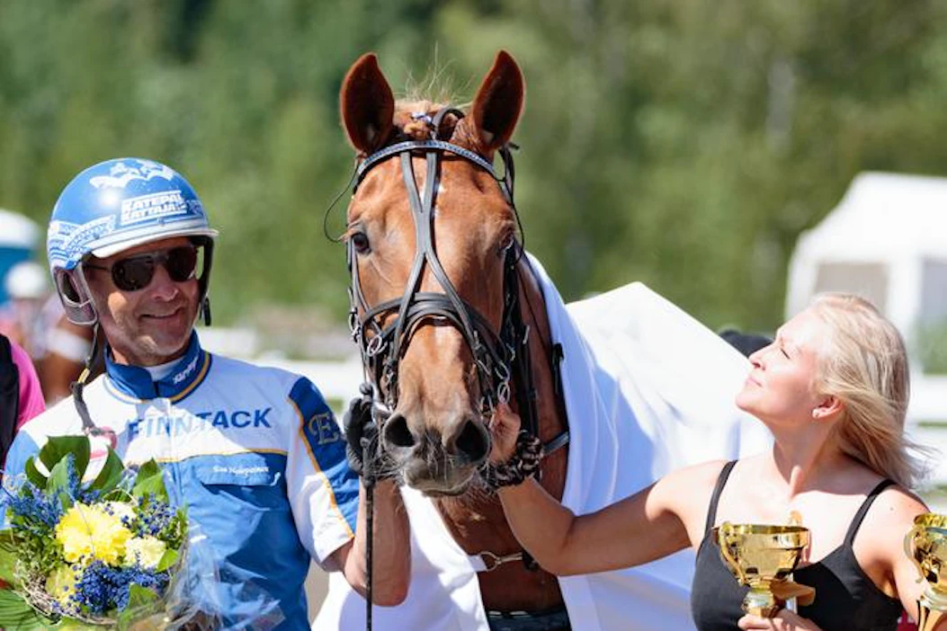 Esa Holopainen ja Kaisa Tamminen ihailevat Seppo Suurosen valmentaman Ciiran Tähden kultaista juoksupäätä. Tamma etenee kohti Forssan kuningatarkisaa yhtenä suurimmista suosikeista.