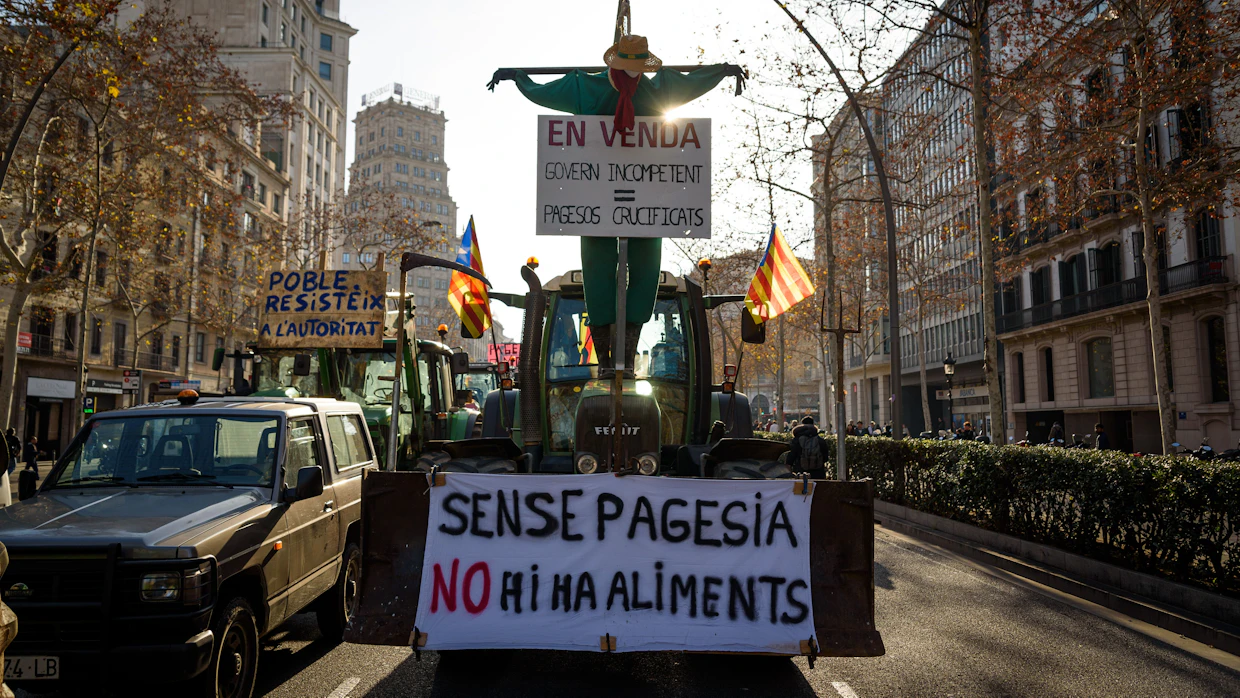 EU:n maataloustuottajien mielenosoitusten painopiste on siirtynyt Etelä-Eurooppaan. Kuvassa espanjalaiset viljelijät osoittavat mieltään Barcelonan keskustassa.