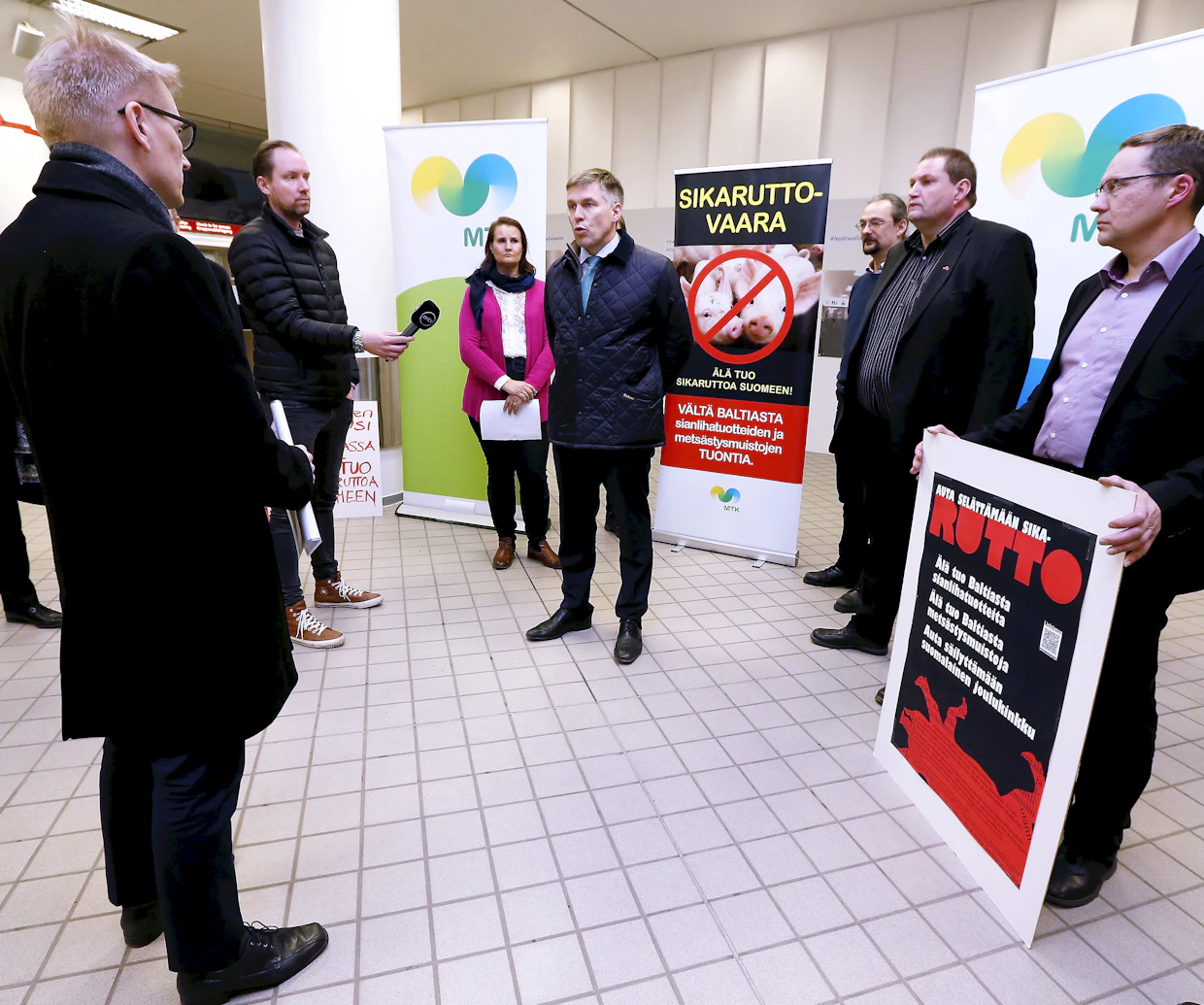 Joulukuussa 2016 MTK sikajaoston delegaatio vei varoitusjulisteen afrikkalaisesta sikarutosta Katajanokan terminaaliin Helsingissä. Paikalle oli kutsuttu silloinen ympäristö- ja maatalousministeri Kimmo Tiilikainen (kesk.).