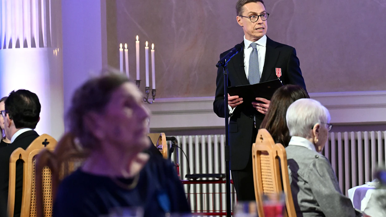 Kunniavieraille osoitetussa puheessaan presidentti Alexander Stubb sanoi olevansa kiitollinen veteraaneille ja lotille siitä, että Suomi ja suomalaiset ovat olemassa. LEHTIKUVA / Jussi Nukari.
