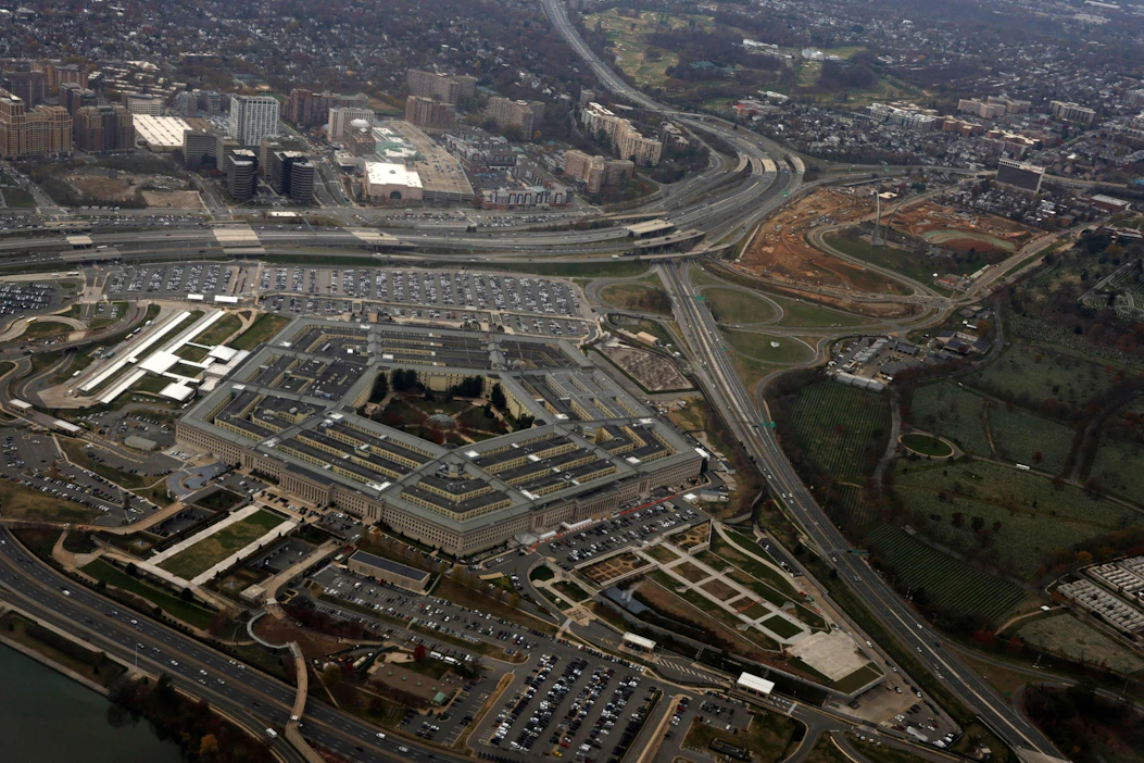 Yhdysvaltain puolustusministeriö Pentagon on kertonut pitävänsä asiakirjavuotoa erittäin vakavana USA:n kansalliselle turvallisuudelle. Pentagon kuvattuna lentokoneesta vuonna 2022. Lehtikuva/AFP.