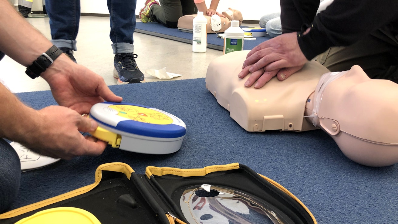 Järjestöissä voidaan esimerkiksi harjoittaa ja harrastaa ensiaputoimintaa. Kuvituskuva.