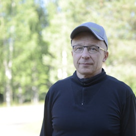 Emolehmätuottaja Heikki Vehkaoja Seinäjoelta haki investointitukea salaojitukseen, mutta ei saanut. Hän kummastelee salaojitusten tuesta säästämistä. 