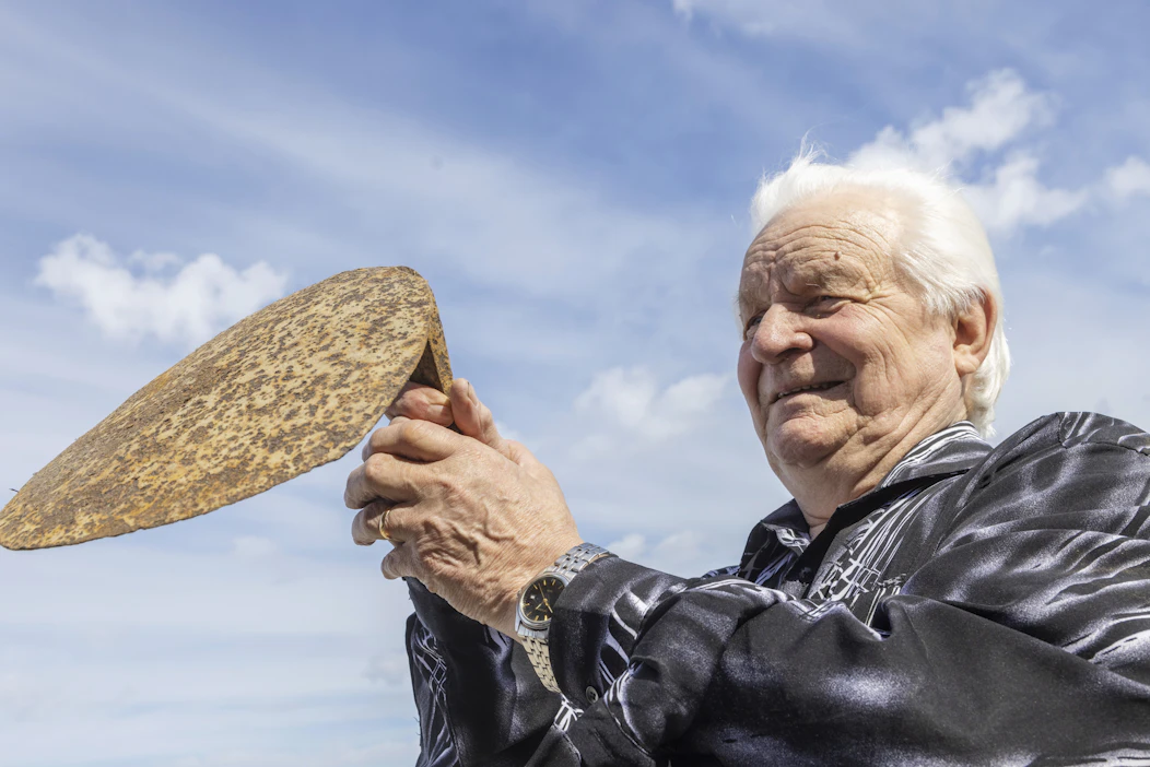 ”Kyllä tämä on se sama kuokka, jolla raivasin peltoa 10-vuotiaana. Uuden varren se vain tarvitsisi”, näyttää Toivo Jelkänen.