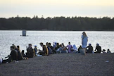 Koulujen päättäjäisilta on sujunut varsin rauhallisesti, kertovat eri poliisilaitokset. Kuva on Hietaniemen uimarannalta Helsingistä viime vuoden päättäjäisillalta. LEHTIKUVA / Vesa Moilanen. 