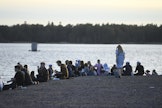 Koulujen päättäjäisilta on sujunut varsin rauhallisesti, kertovat eri poliisilaitokset. Kuva on Hietaniemen uimarannalta Helsingistä viime vuoden päättäjäisillalta. LEHTIKUVA / Vesa Moilanen.